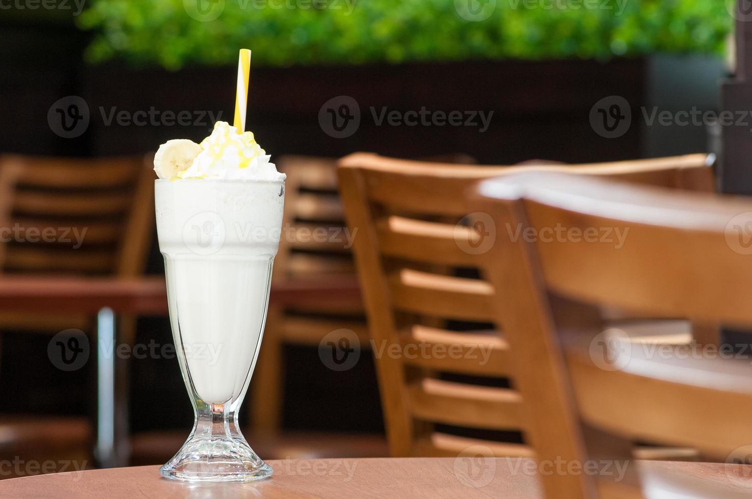 kalter Cocktail in einem Glas mit Strohhalm foto