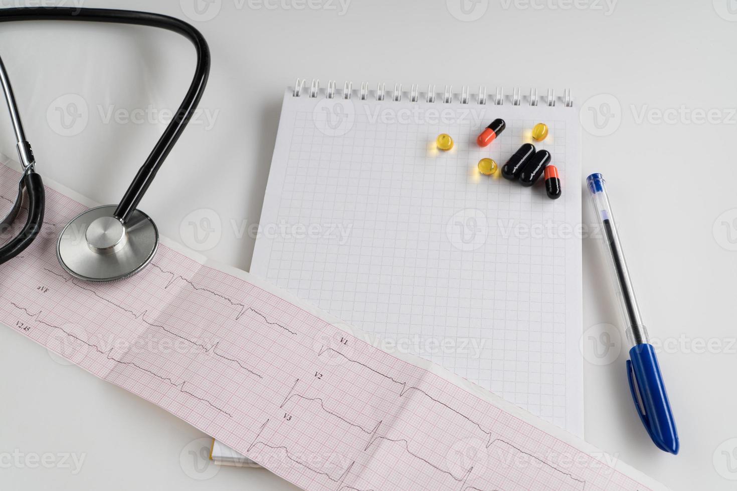 Medizinisches Stethoskop mit Pillen und Tonometer. ärztliche Verschreibung foto