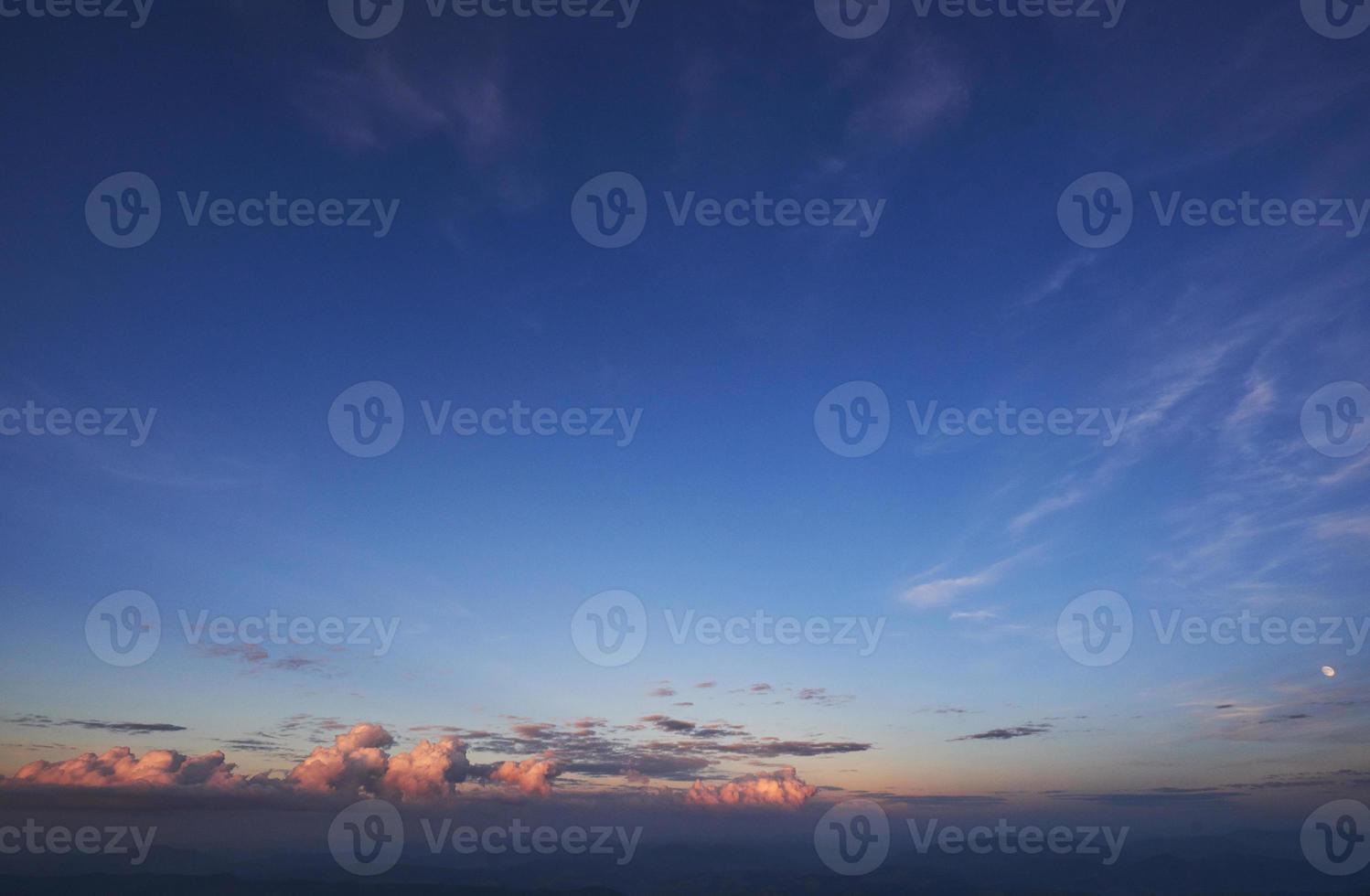 goldenes licht, das an einem farbenfrohen abend durch die wolken scheint foto