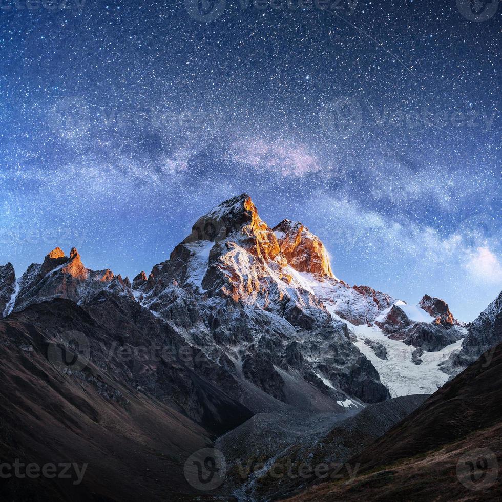fantastischer Sternenhimmel. Herbstlandschaft und schneebedeckte Gipfel. Kaukasischer Hauptkamm. Blick auf die Berge vom Mount Ushba Meyer, Georgia. Europa foto