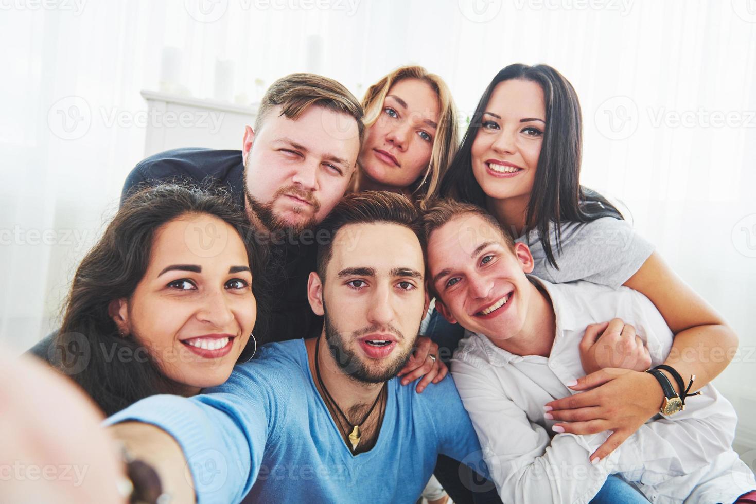 beste freunde, die selfie im freien mit hintergrundbeleuchtung machen - fröhliches freundschaftskonzept mit jungen leuten, die zusammen spaß haben foto