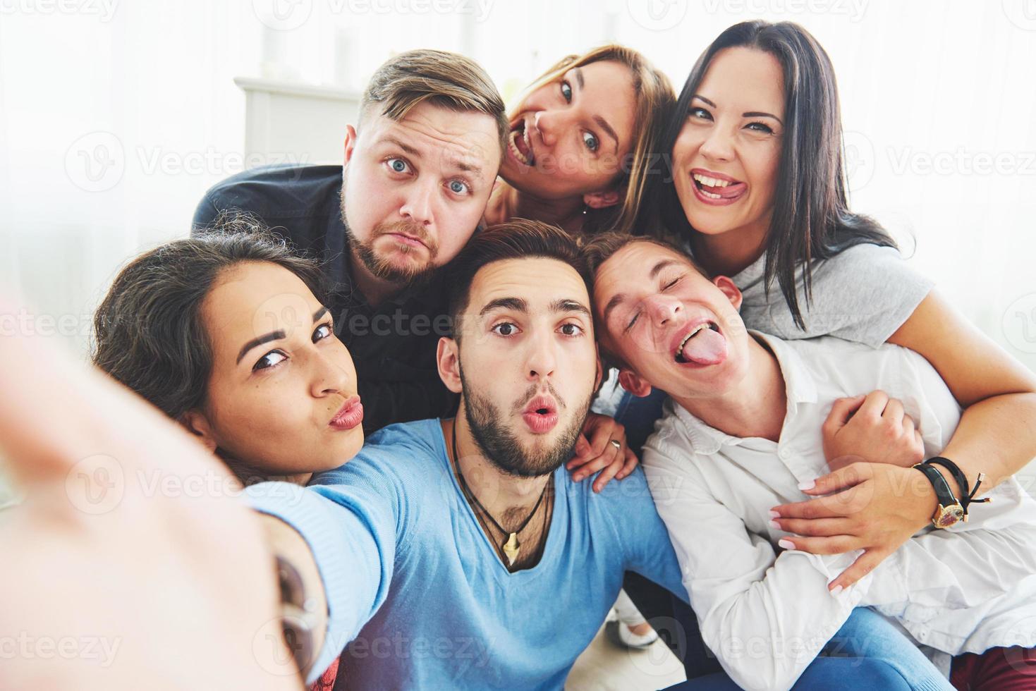 beste freunde, die selfie im freien mit hintergrundbeleuchtung machen - fröhliches freundschaftskonzept mit jungen leuten, die zusammen spaß haben foto