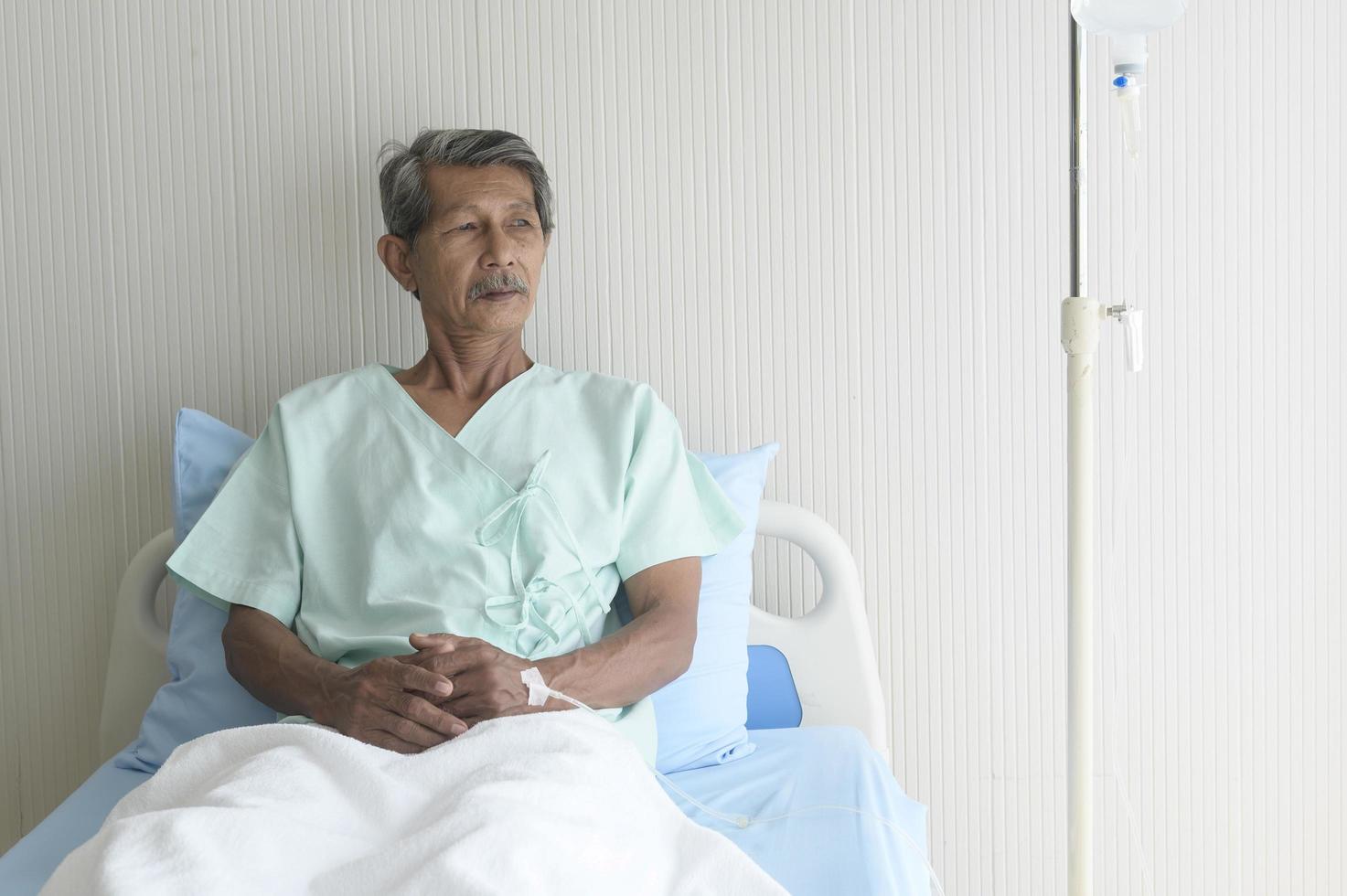 porträt eines älteren patienten, der im krankenhaus, im gesundheitswesen und im medizinischen konzept auf dem bett liegt foto