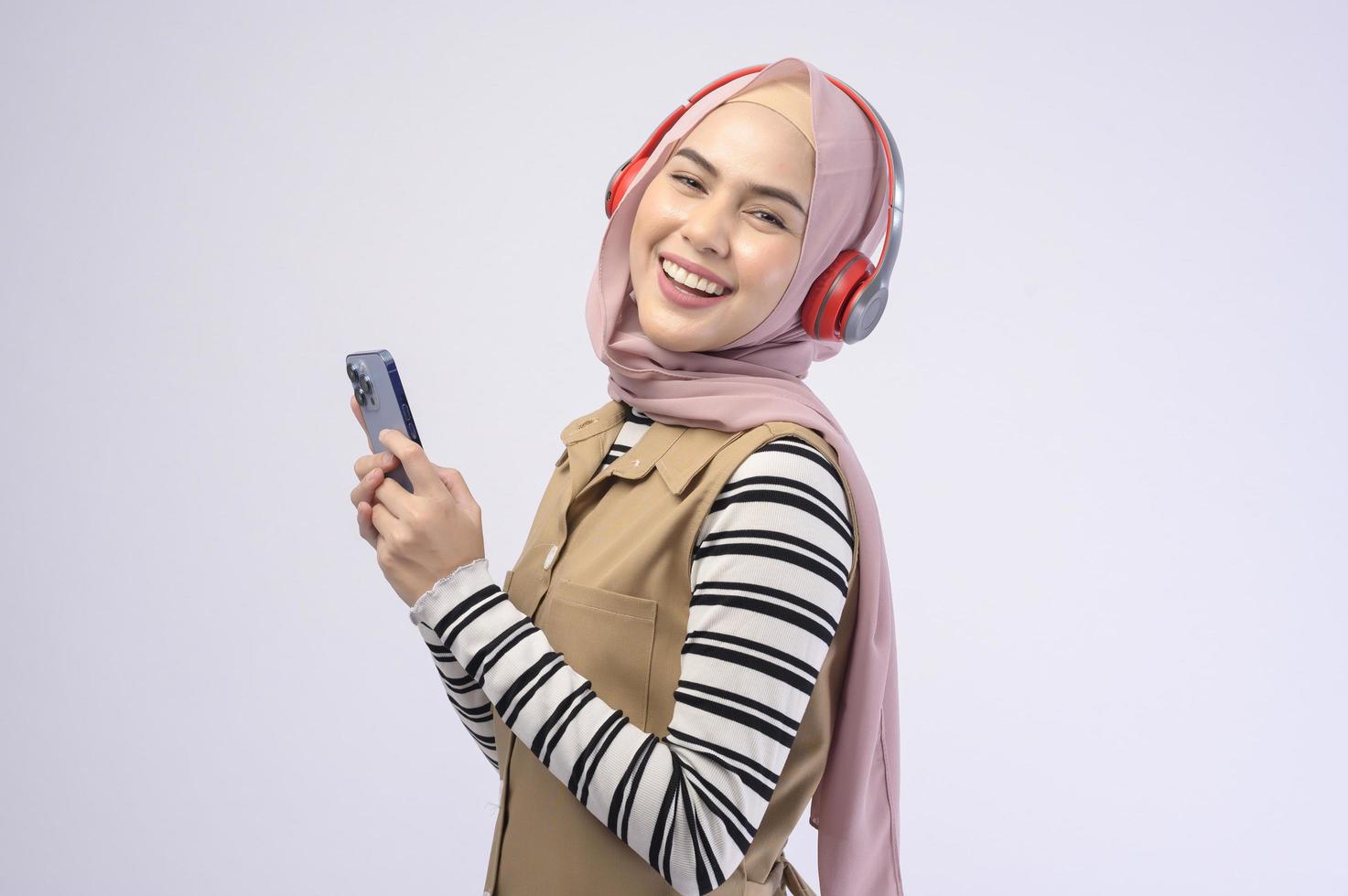 junge beautifu muslimische Frau mit Headset auf weißem Hintergrund foto