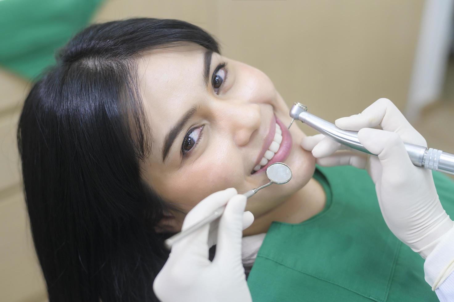 eine junge frau, die zähne vom zahnarzt in der zahnklinik untersuchen lässt, zahnuntersuchung und gesundes zähnekonzept foto