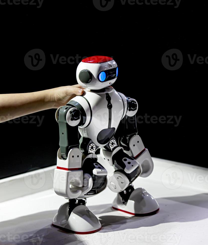 Modellroboter in den Händen eines Kindes auf der Ausstellung foto