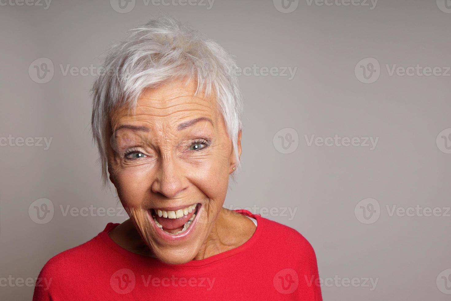 lachende reife Frau in ihren Sechzigern foto