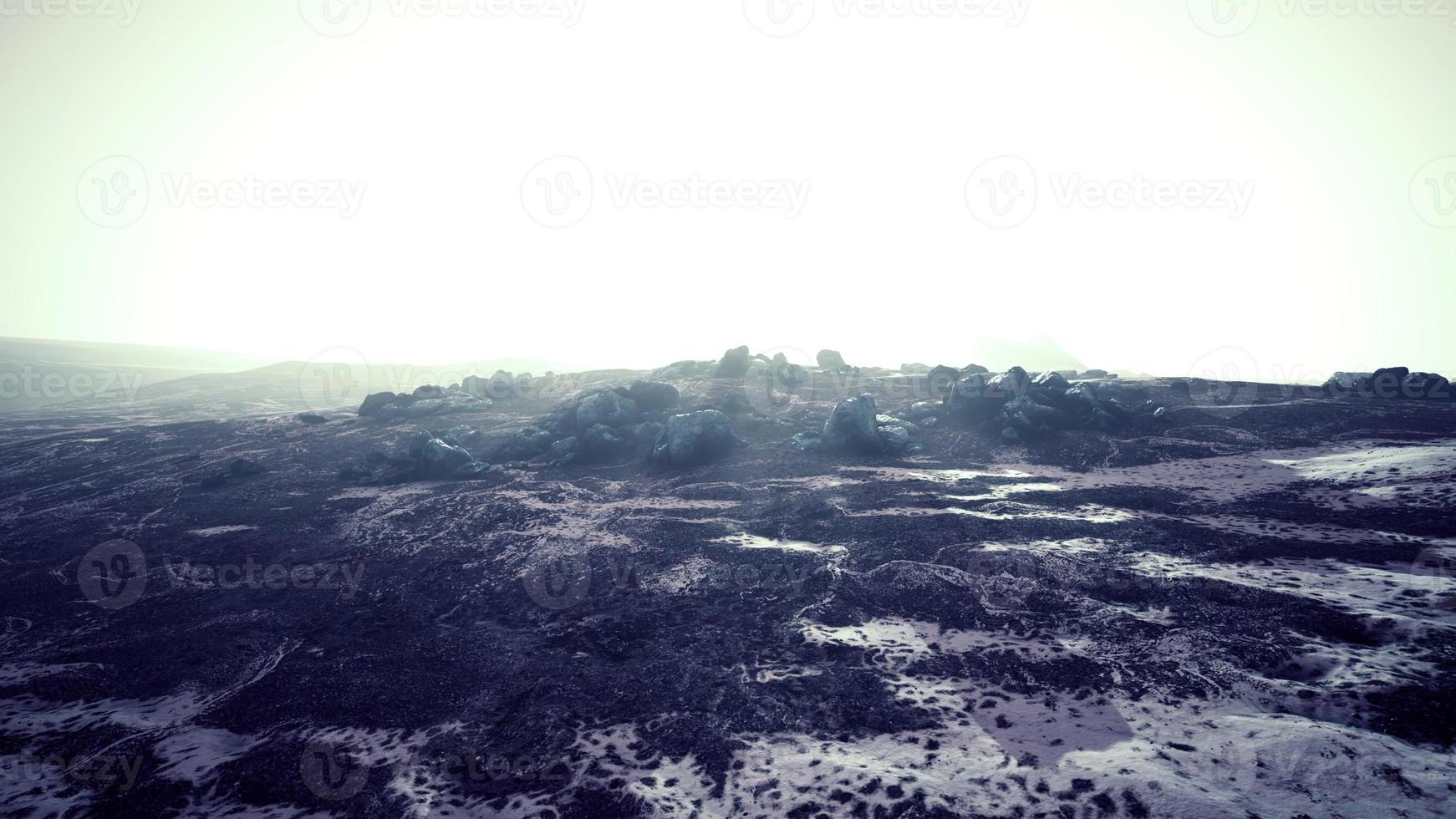 Steine im Schnee am Berg im Sommer foto