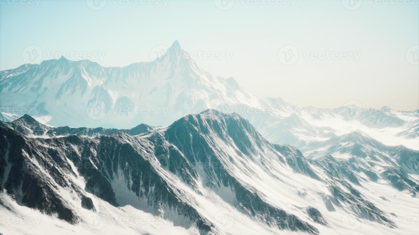 Panoramablick auf die Skipiste mit den Bergen foto