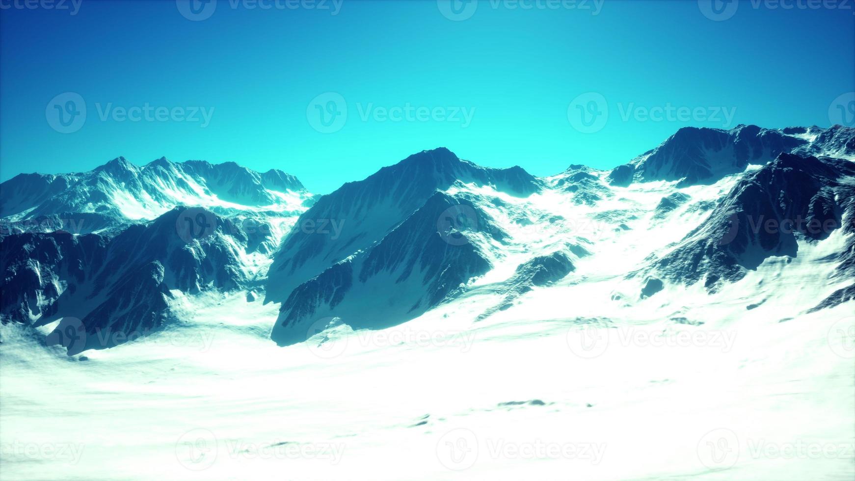 Panoramablick auf die Skipiste mit den Bergen foto