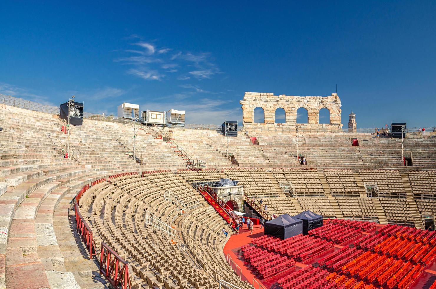 Innenansicht der Arena von Verona mit Steintribünen. römische Amphitheater-Arena foto