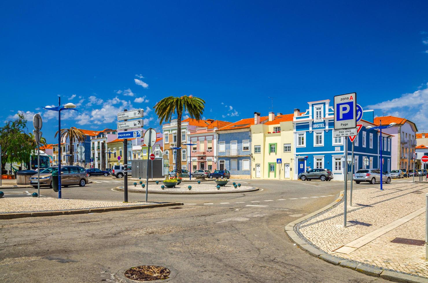 runder platz im historischen zentrum der stadt aveiro mit typischen traditionellen bunten mehrfarbigen gebäuden foto