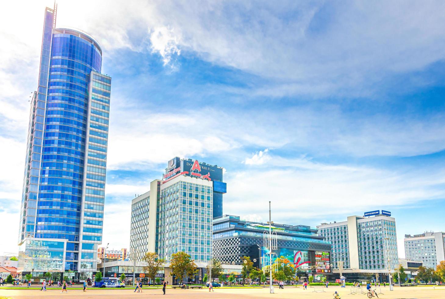 minsk, weißrussland, 26. juli 2020 stadtbild der stadt minsk mit wolkenkratzern auf der pobediteley peramohi avenue foto