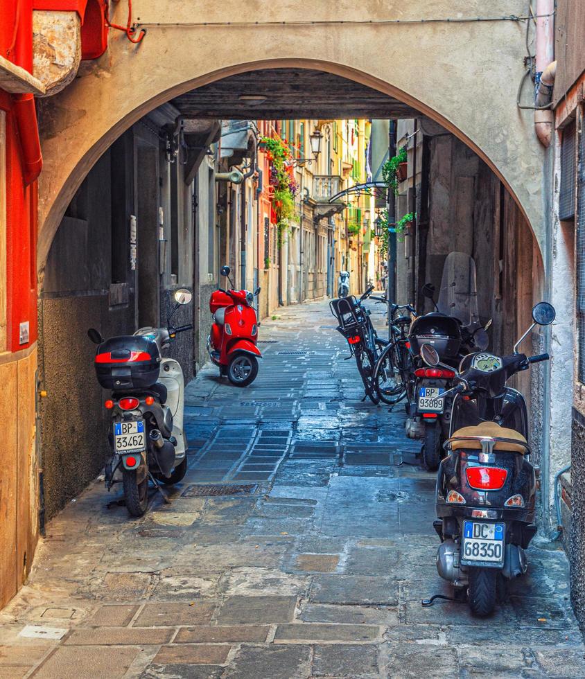 chioggia, italien, 16. september 2019 scooter motorrad vespa und motorrad im bogen foto