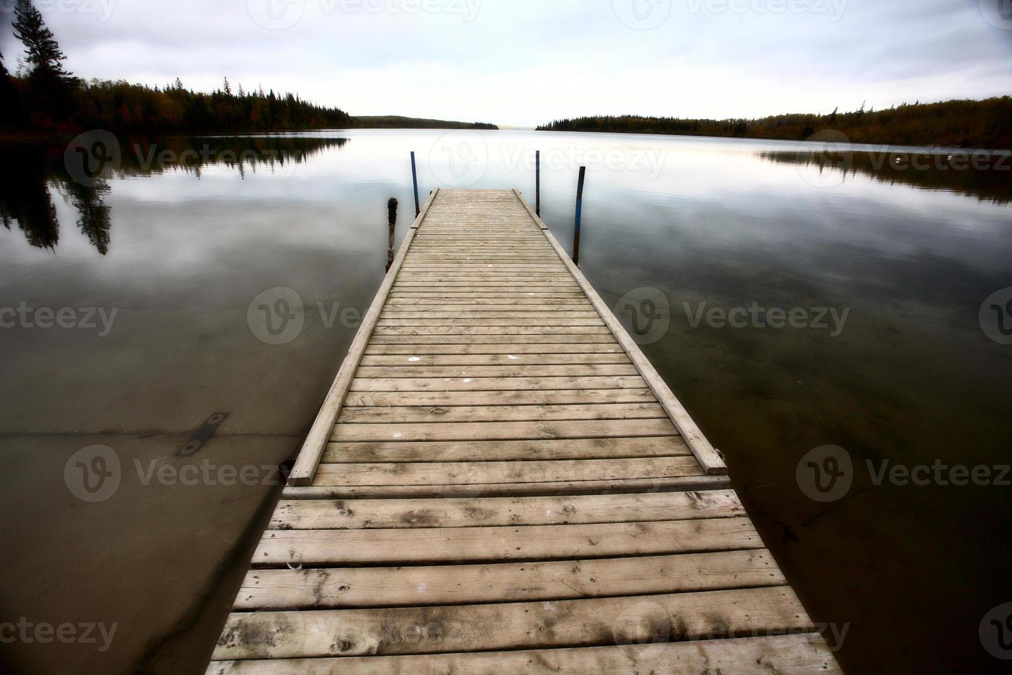 Bootssteg an einem See in Saskatchewan foto