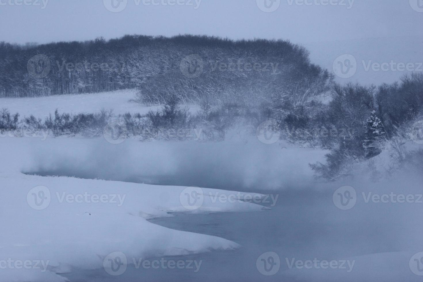 Nebel steigt im Winter vom offenen Wasser auf foto
