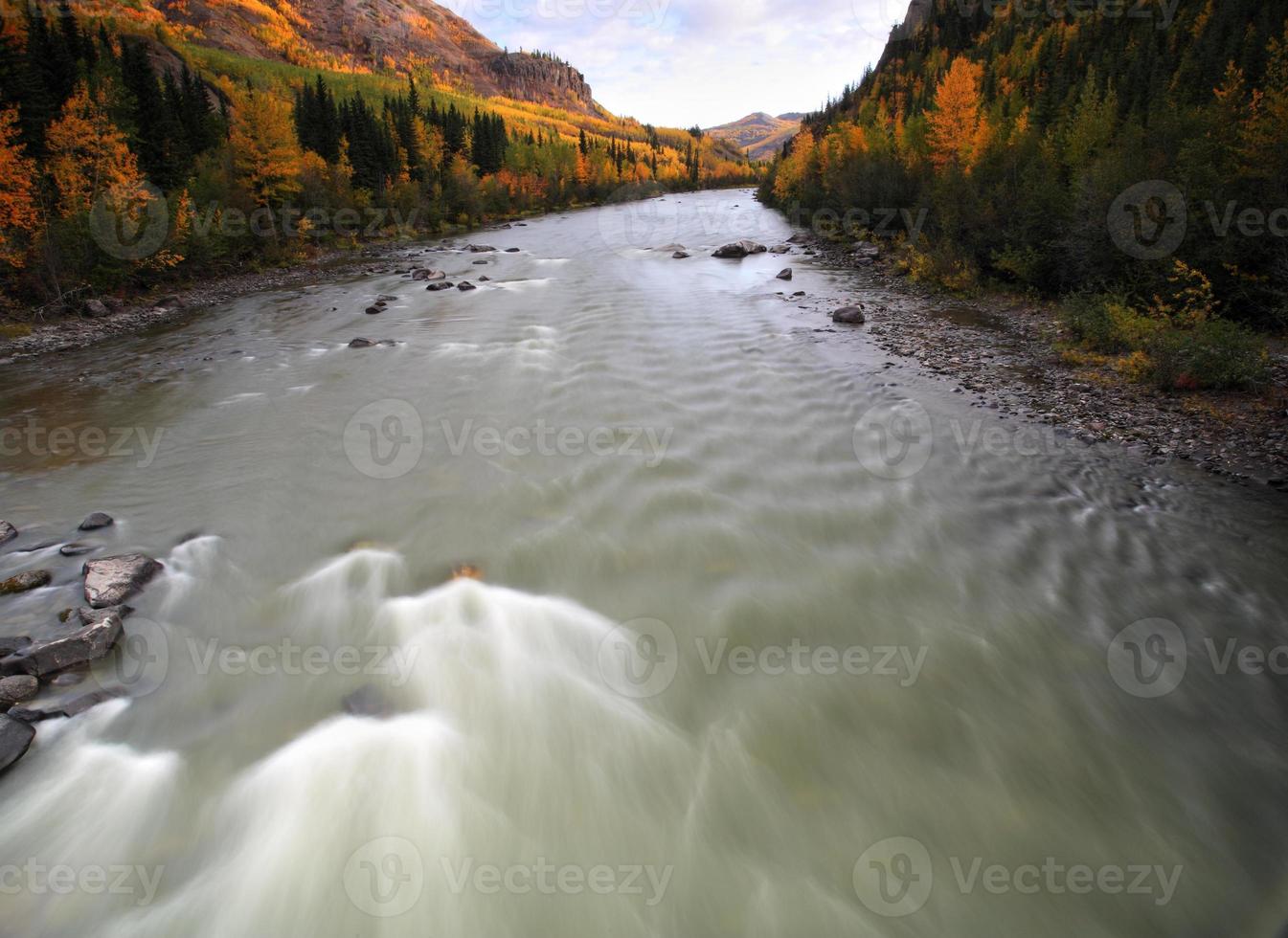 Tahltan River im Norden von British Columbia foto