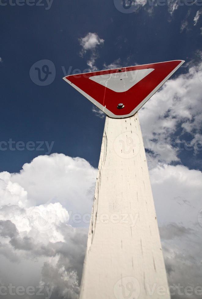 Yeild Sign mit Cumuloninumbuswolken im Hintergrund foto