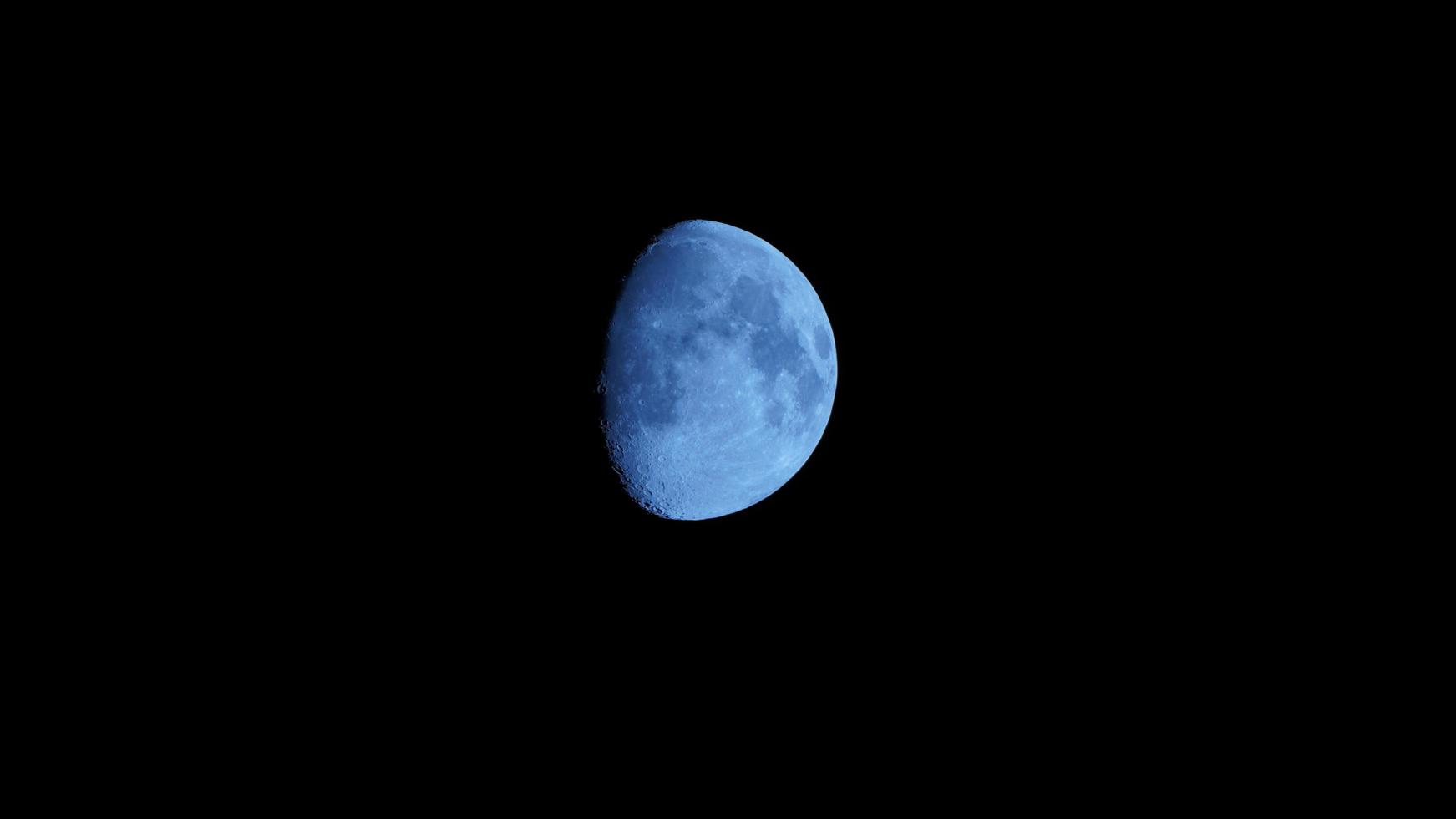 die mondansicht mit dem hellen mondlicht und der mondoberfläche bei nacht foto