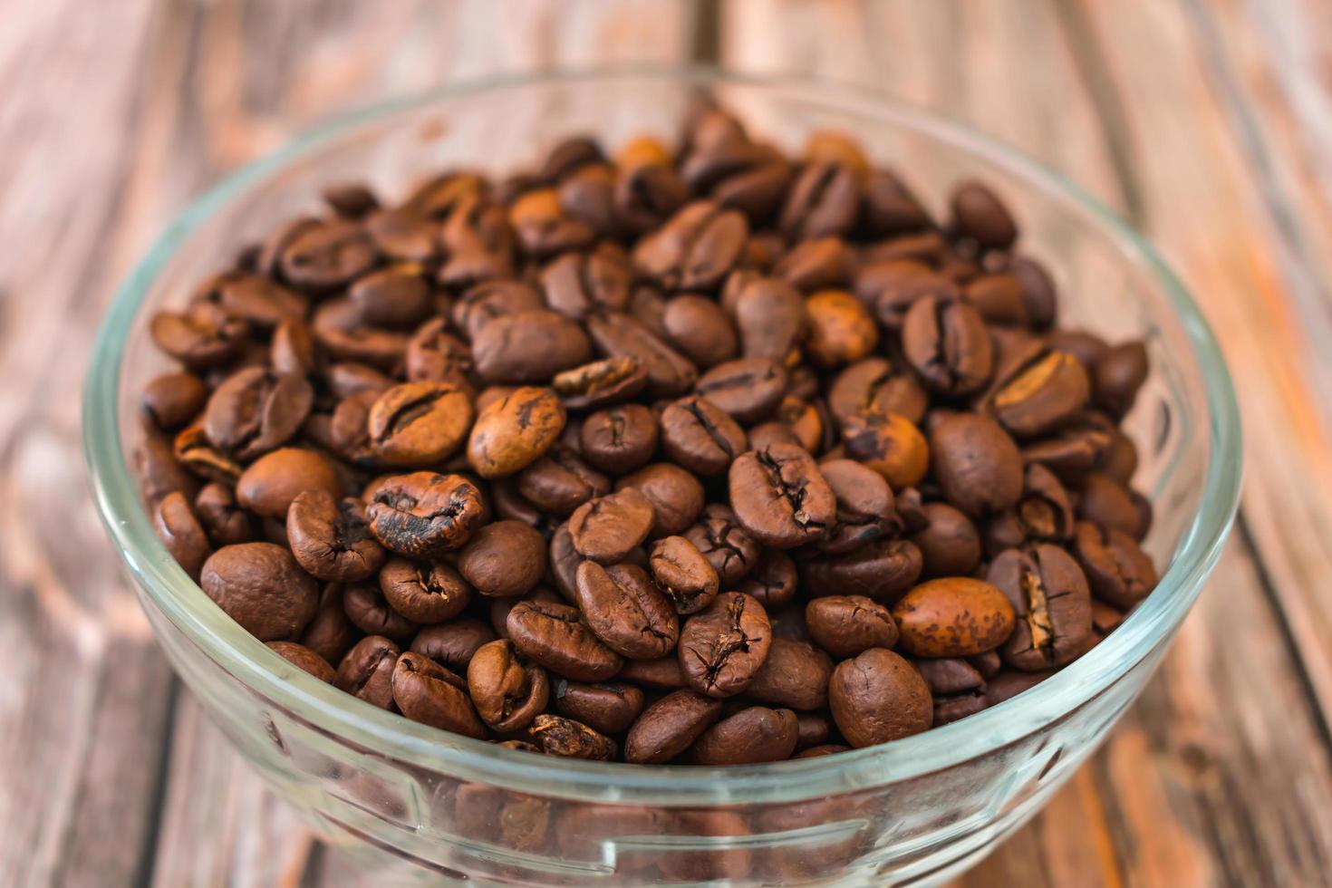 fertig geröstete Arabica-Kaffeebohnen in Glasschale foto