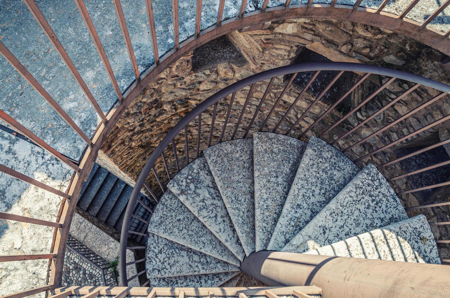 desenzano del garda, italien, 11. september 2019 wendeltreppe mit treppe der alten mittelalterlichen burg foto