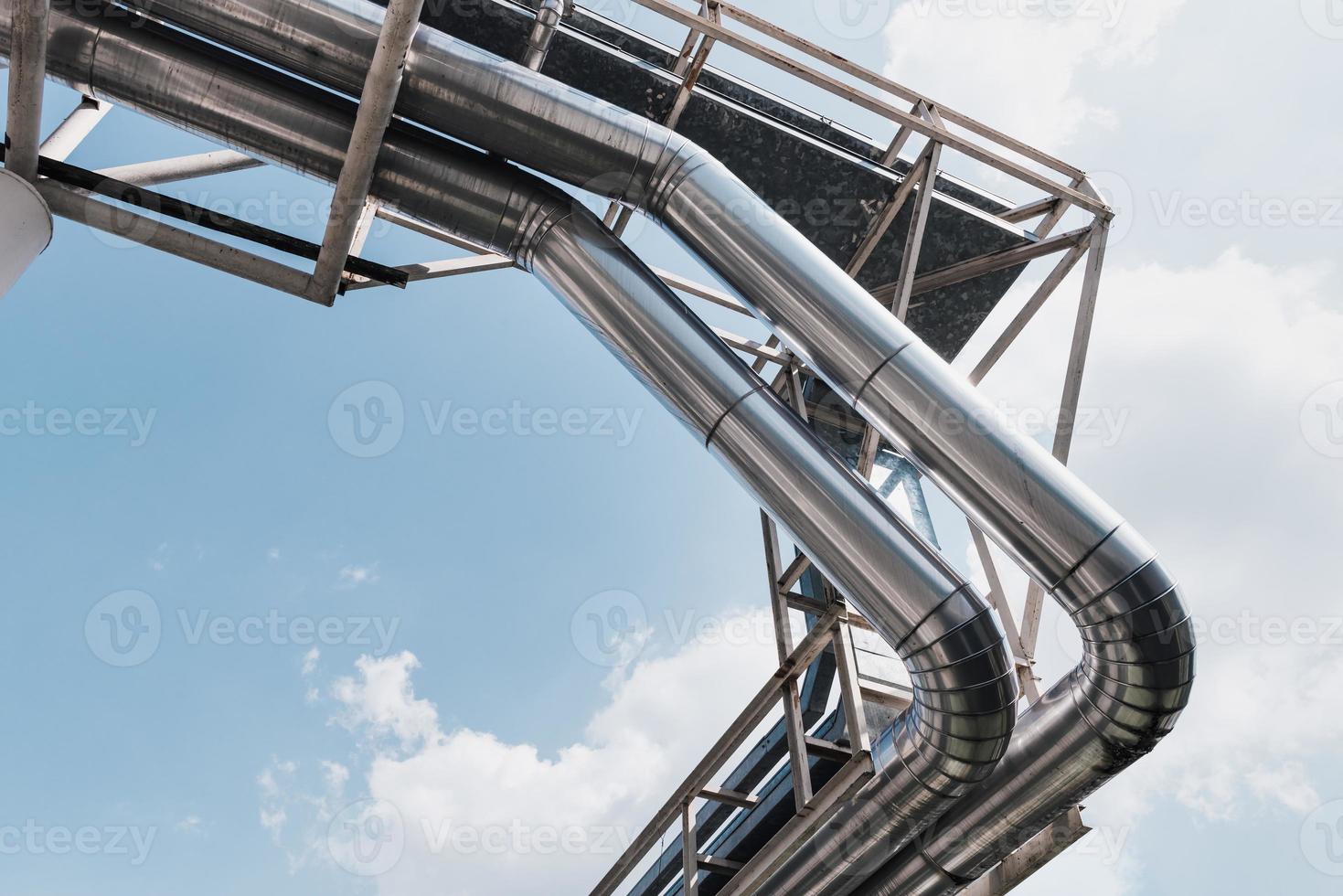 Kühlsysteme oder Dampfpipelines und Isolierungen in der Öl- und Gasindustrie, petrochemische Verteilerrohre in Raffinerieanlagen. HVAC-Overhead-Stahlrohre des Kühlsystems foto