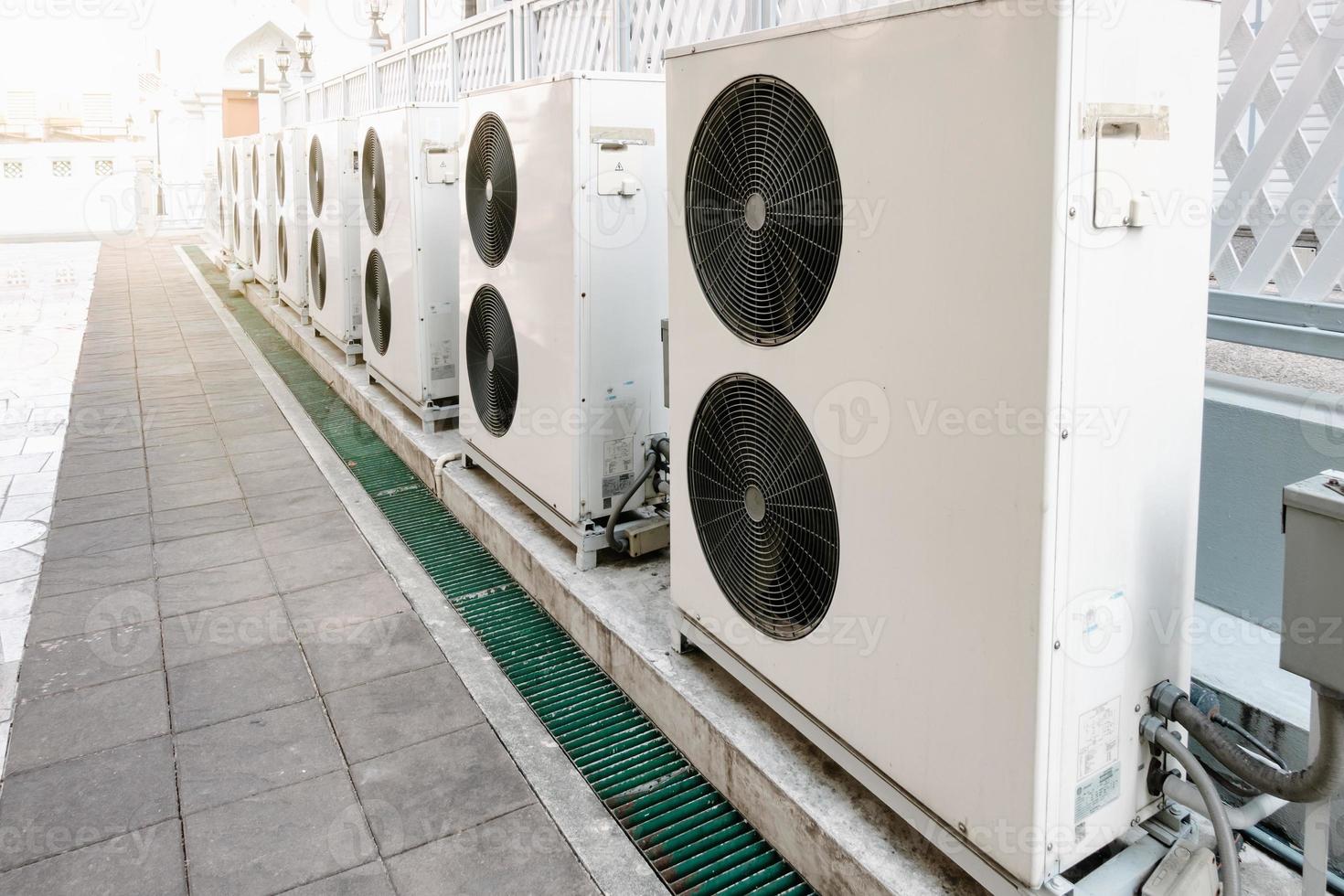 Kühlklimagerät und Steuerungssystem, Luftkondensator-Motorstation außerhalb des Gebäudes von HVAC-Systemen. Gebläsekonvektor mit elektrischem Kompressor für Klimaanlagen für Wohneinheiten. foto