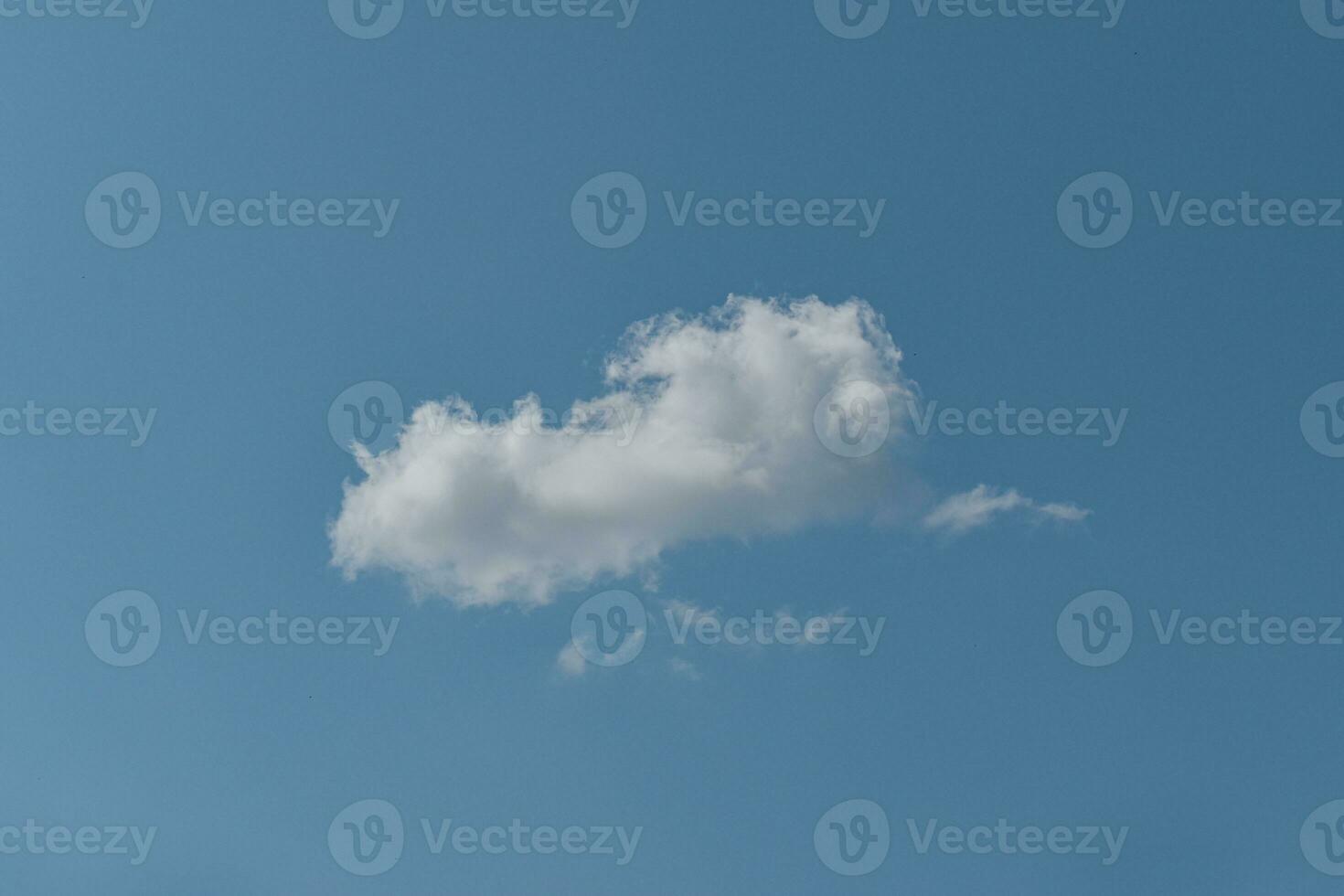 einzelne weiße Wolke auf Hintergrund des blauen Himmels. foto