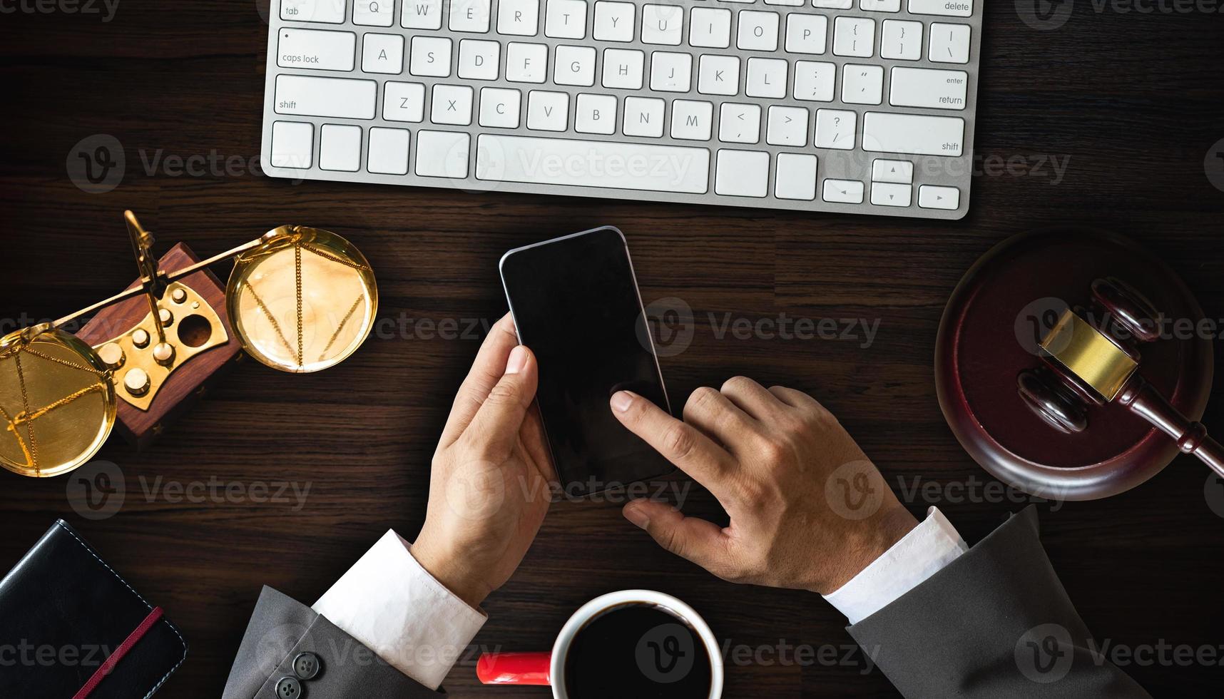 justiz- und rechtskonzept. anwaltsarbeitsplatz mit laptop und dokumenten mit notizblock, smartphome. foto