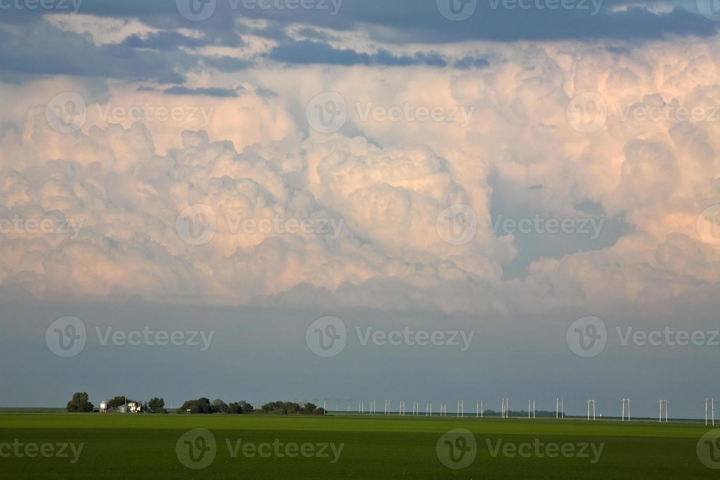 Gewitterwolken über der Landschaft von Saskatchewan foto