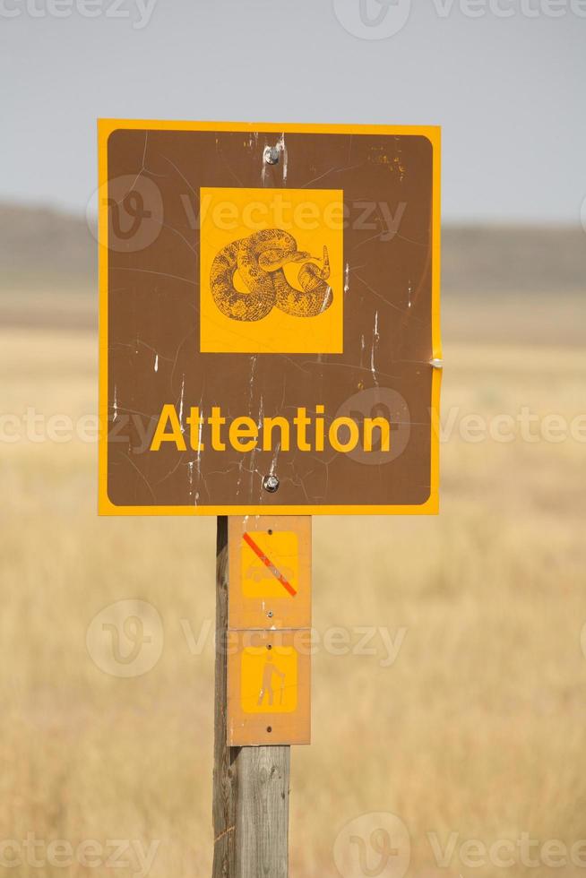 Klapperschlange Achtung Straßenschild im malerischen Saskatchewan foto