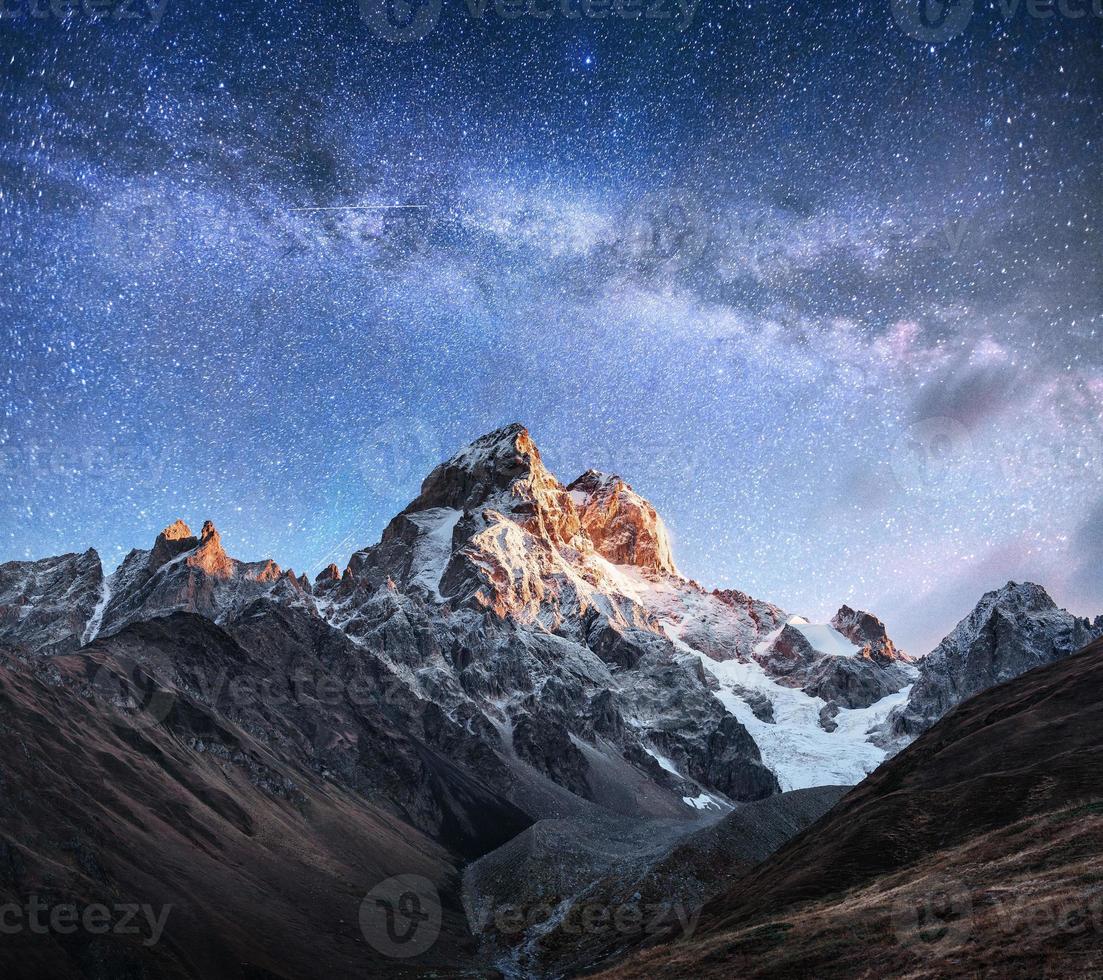 fantastischer Sternenhimmel. Herbstlandschaft und schneebedeckte Gipfel. Kaukasischer Hauptkamm. Blick auf die Berge vom Mount Ushba Meyer, Georgia. Europa foto