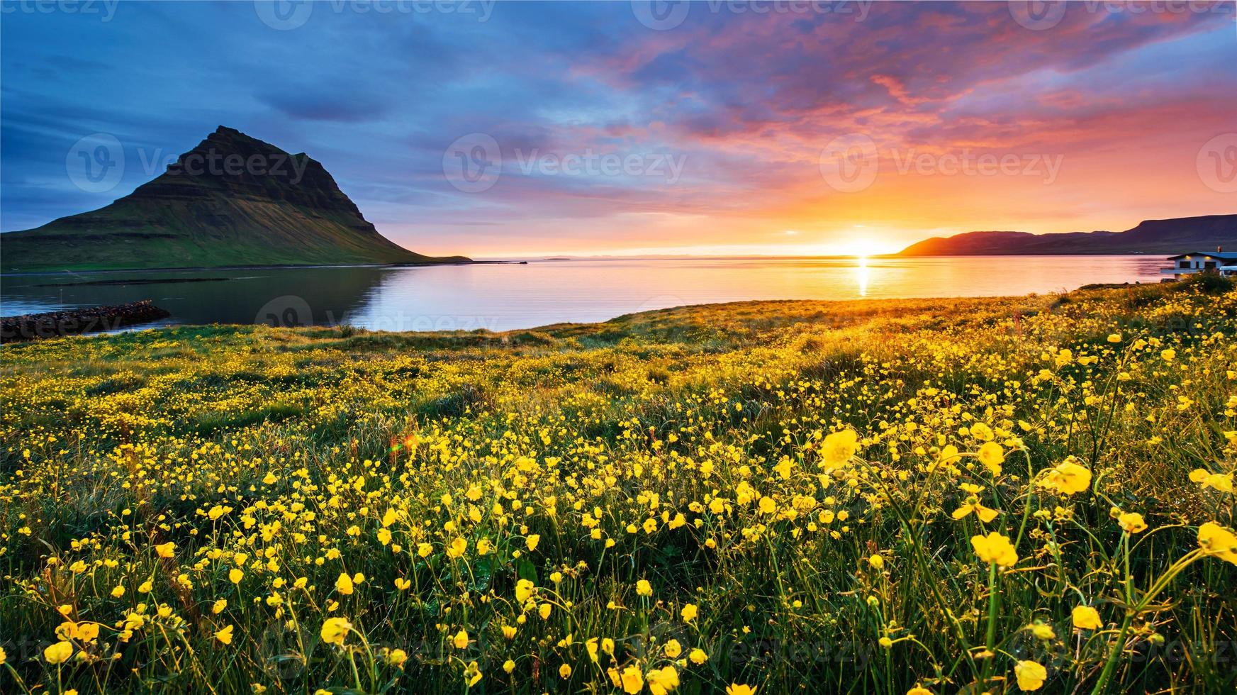 der malerische Sonnenuntergang über Landschaften und Wasserfällen. Berg Kirkjufell, Island foto