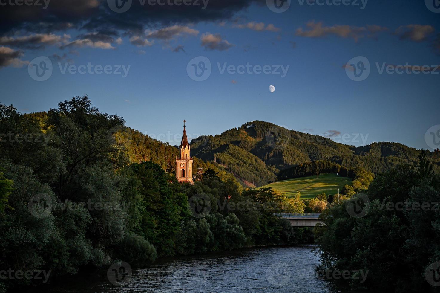 Kirchturm auf der Seite des Flusses foto