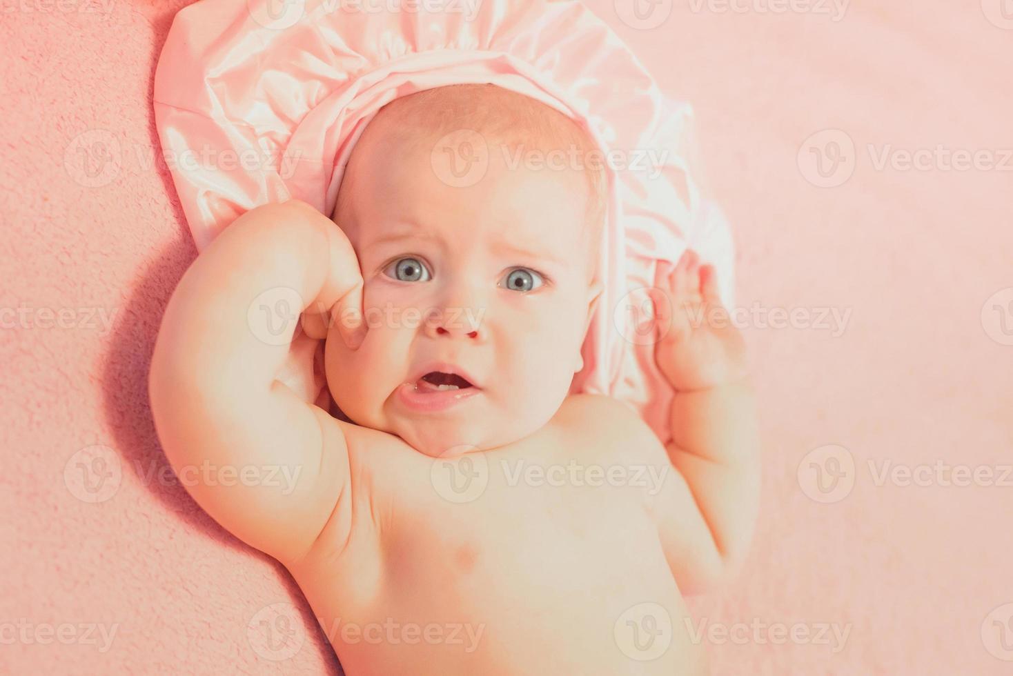 Porträt eines emotionalen, süßen Babys zu Hause foto