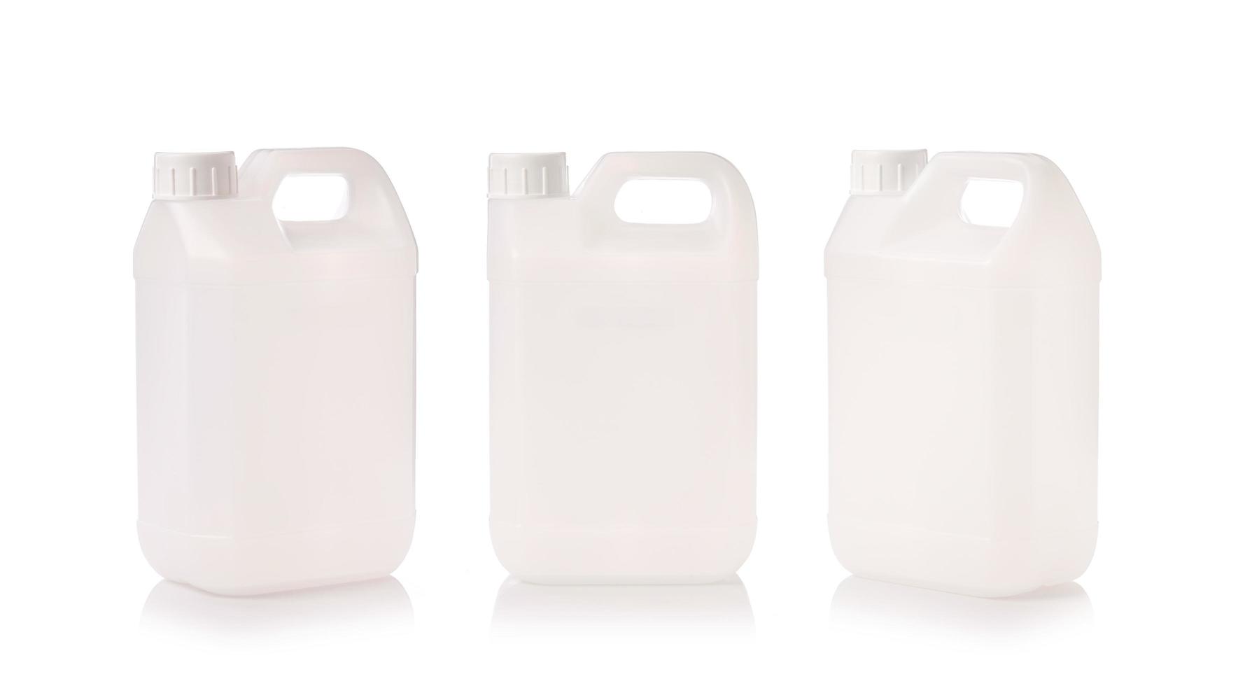 leerer weißer Plastikflaschenbehälter. Atelieraufnahme lokalisiert auf Weiß foto