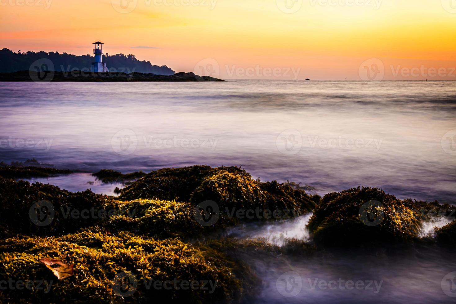 khao lak-leuchtfeuer, schöne sonnenuntergangszeit am nang thong beach, khao lak, thailand. tropischer bunter sonnenuntergang mit bewölktem himmel. muster textur von sand am strand, andamanensee phang nga thailand foto