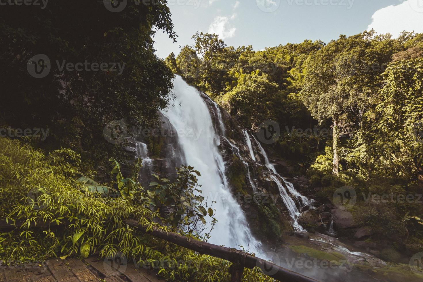 wachirathan fällt wasserfall in chang mai thailand foto