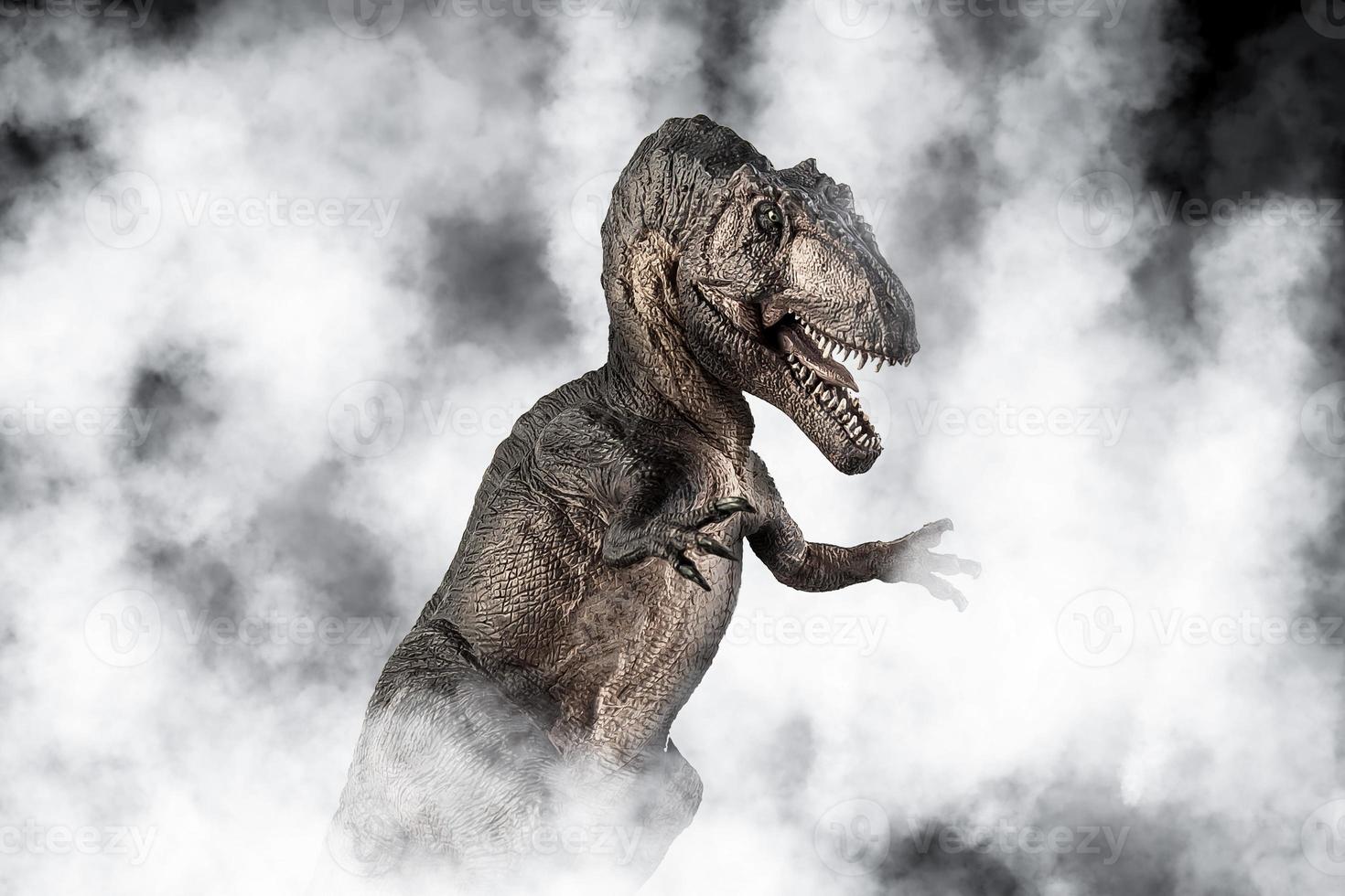 Giganotosaurus-Dinosaurier auf Rauchhintergrund foto