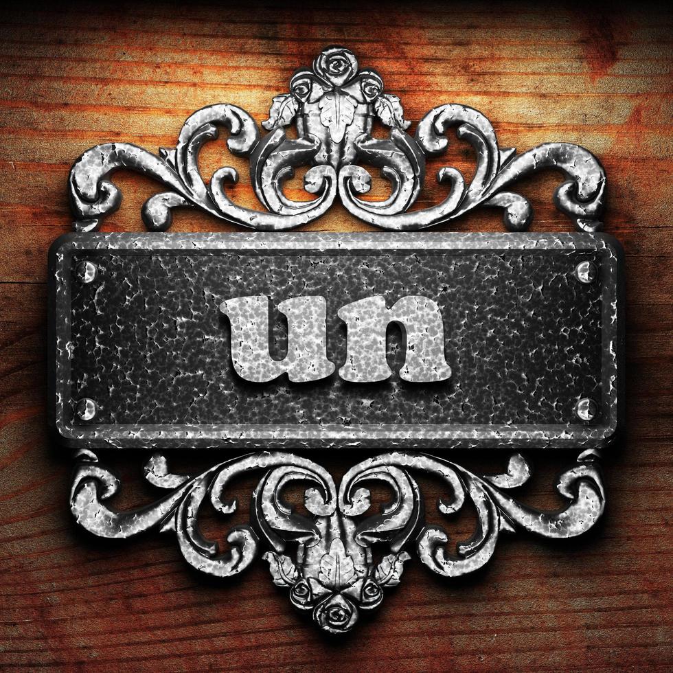 UN-Wort aus Eisen auf Holzhintergrund foto