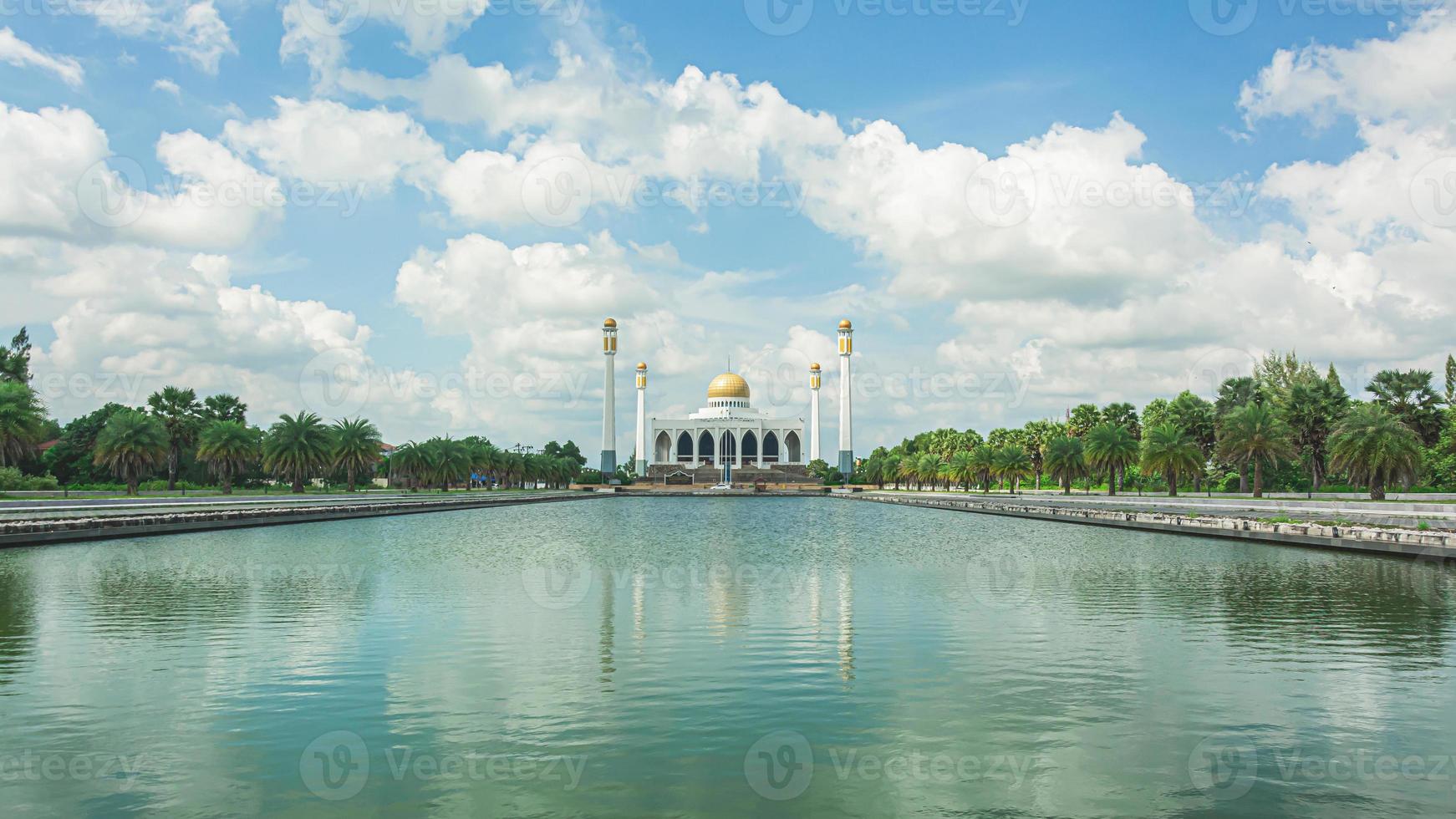 songkhla zentrale moschee mit blauem himmel und wolke über der moschee. Größte Moschee Thailands foto