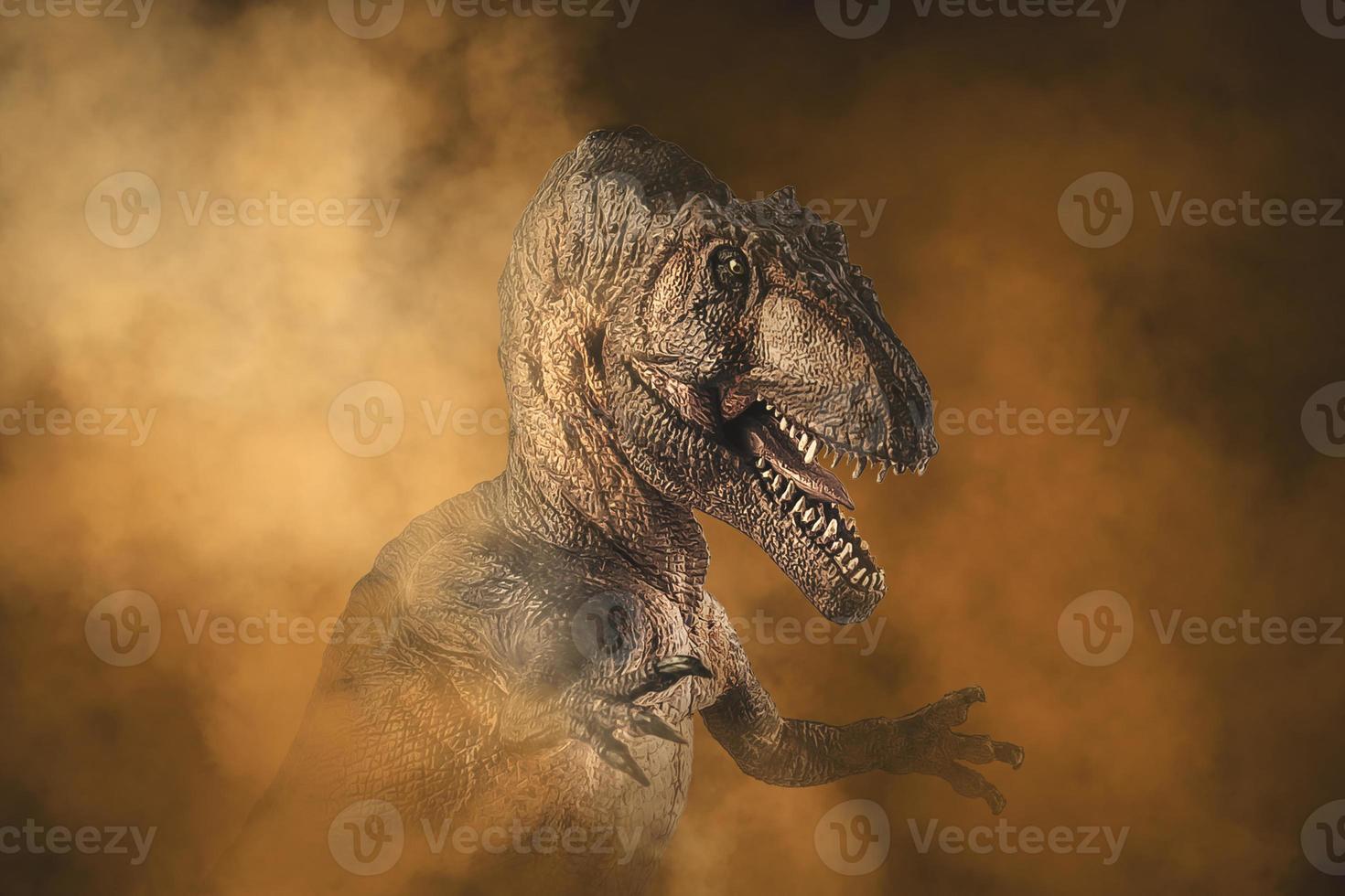 Giganotosaurus-Dinosaurier auf Rauchhintergrund foto