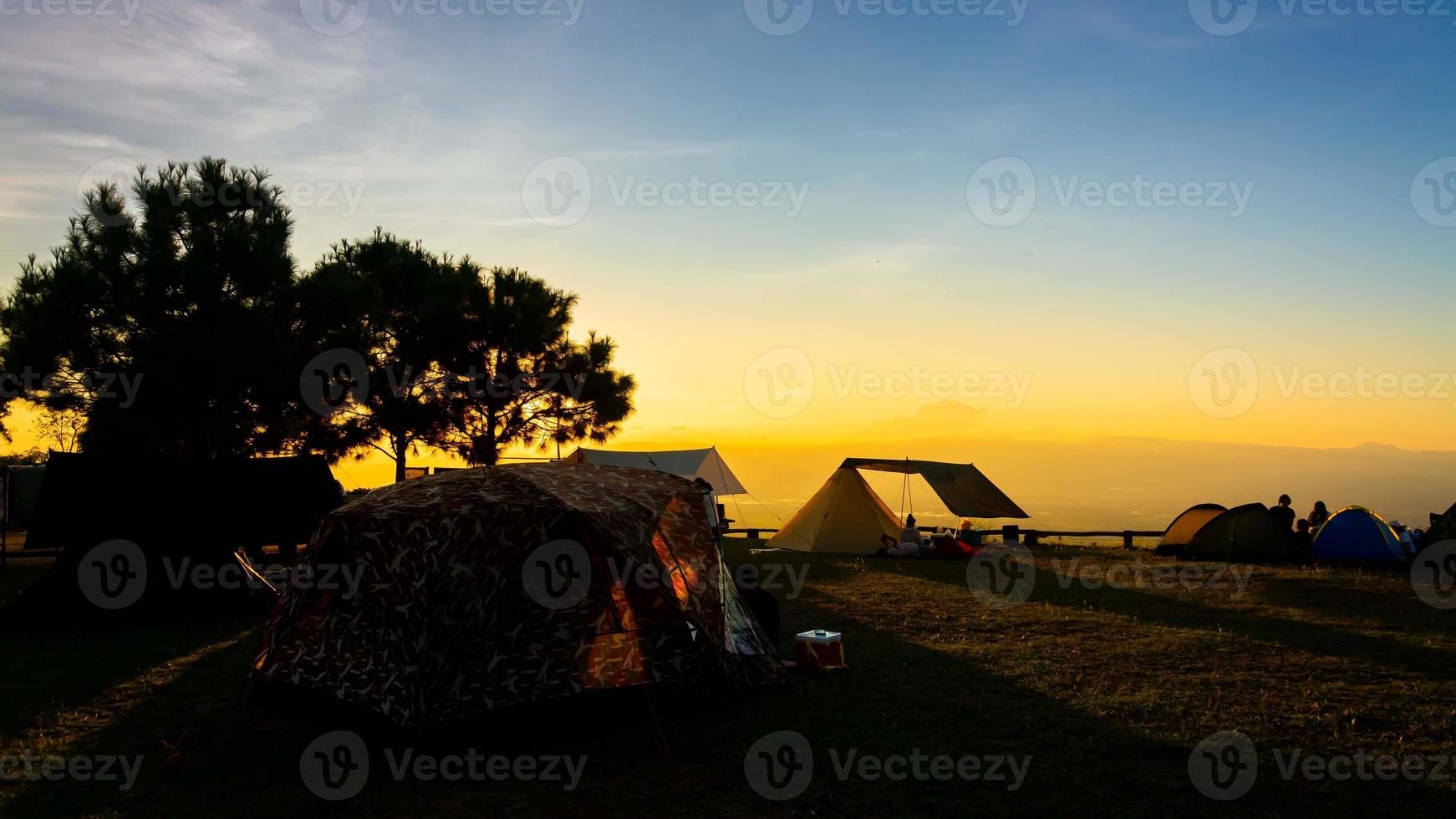 Campingatmosphäre während des Sonnenuntergangs, Thailand foto