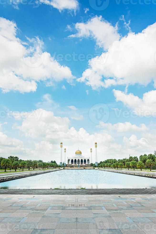songkhla zentrale moschee mit blauem himmel und wolke über der moschee. Größte Moschee Thailands foto