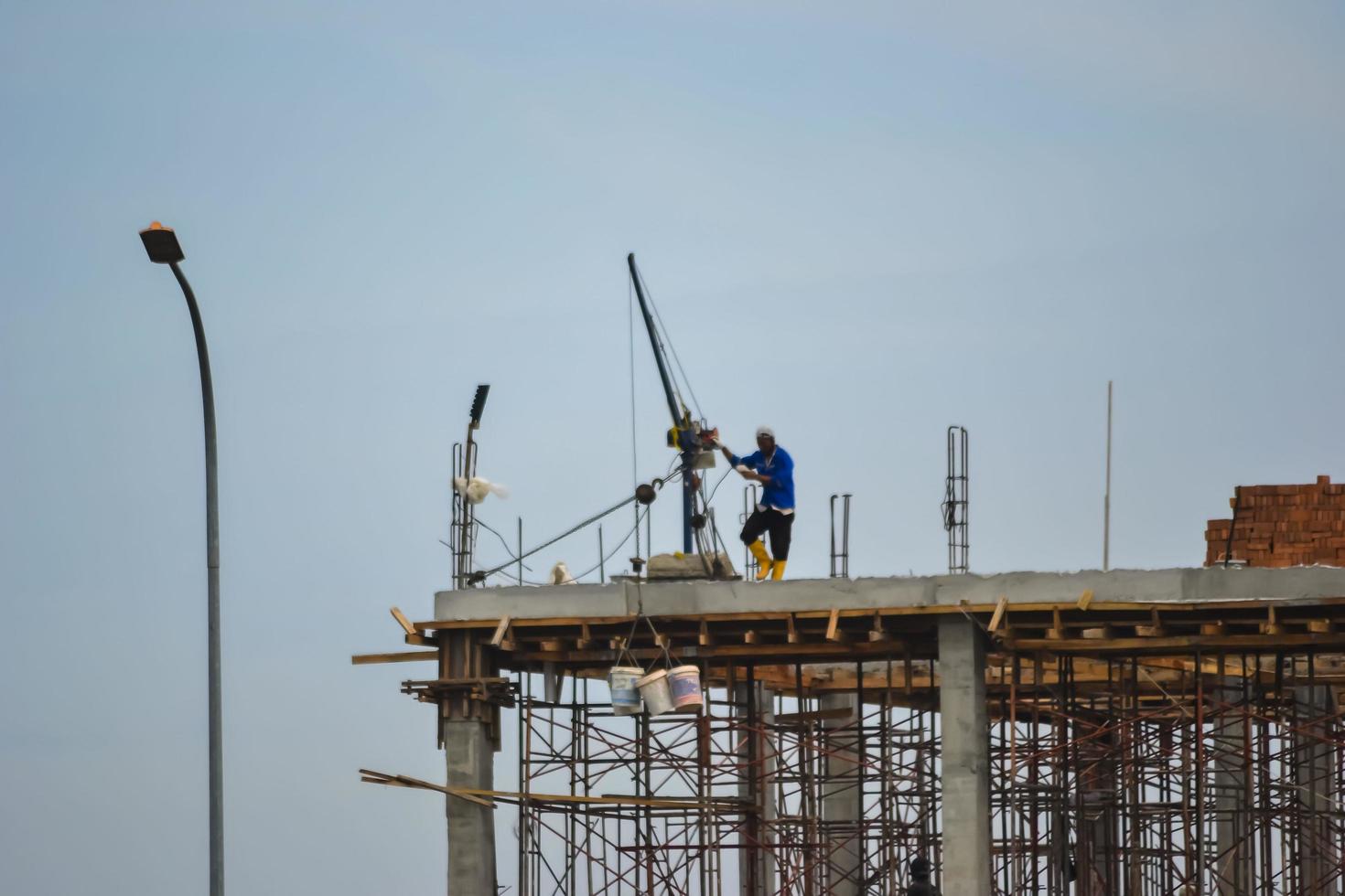 bekasi, west java, indonesien, 5. märz 2022. ein arbeiter arbeitet an einem materialaufzug foto