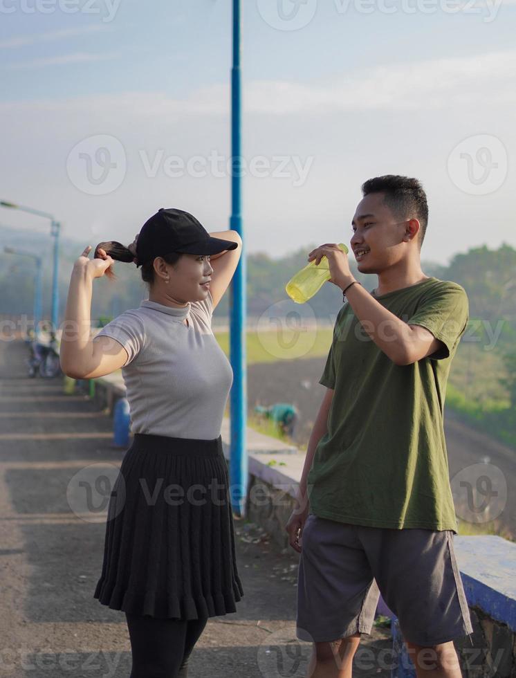 junges asiatisches paar, das sich nach dem morgendlichen joggen ausruht foto