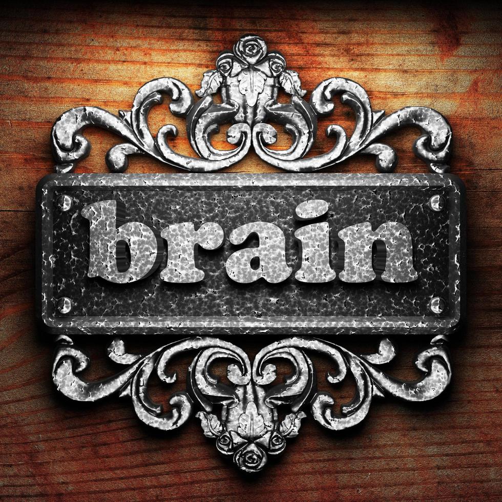 Gehirnwort aus Eisen auf Holzhintergrund foto