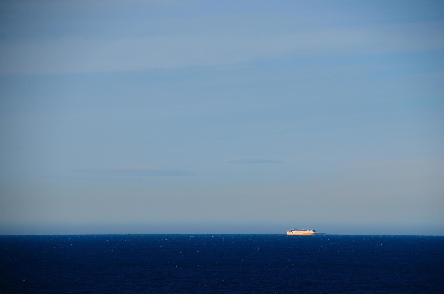 Schiff am Horizont des Meeres foto