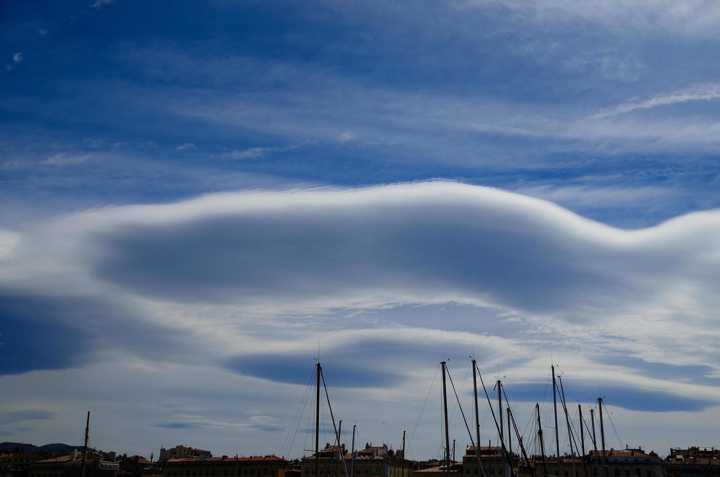 weiche wolken in marseille foto