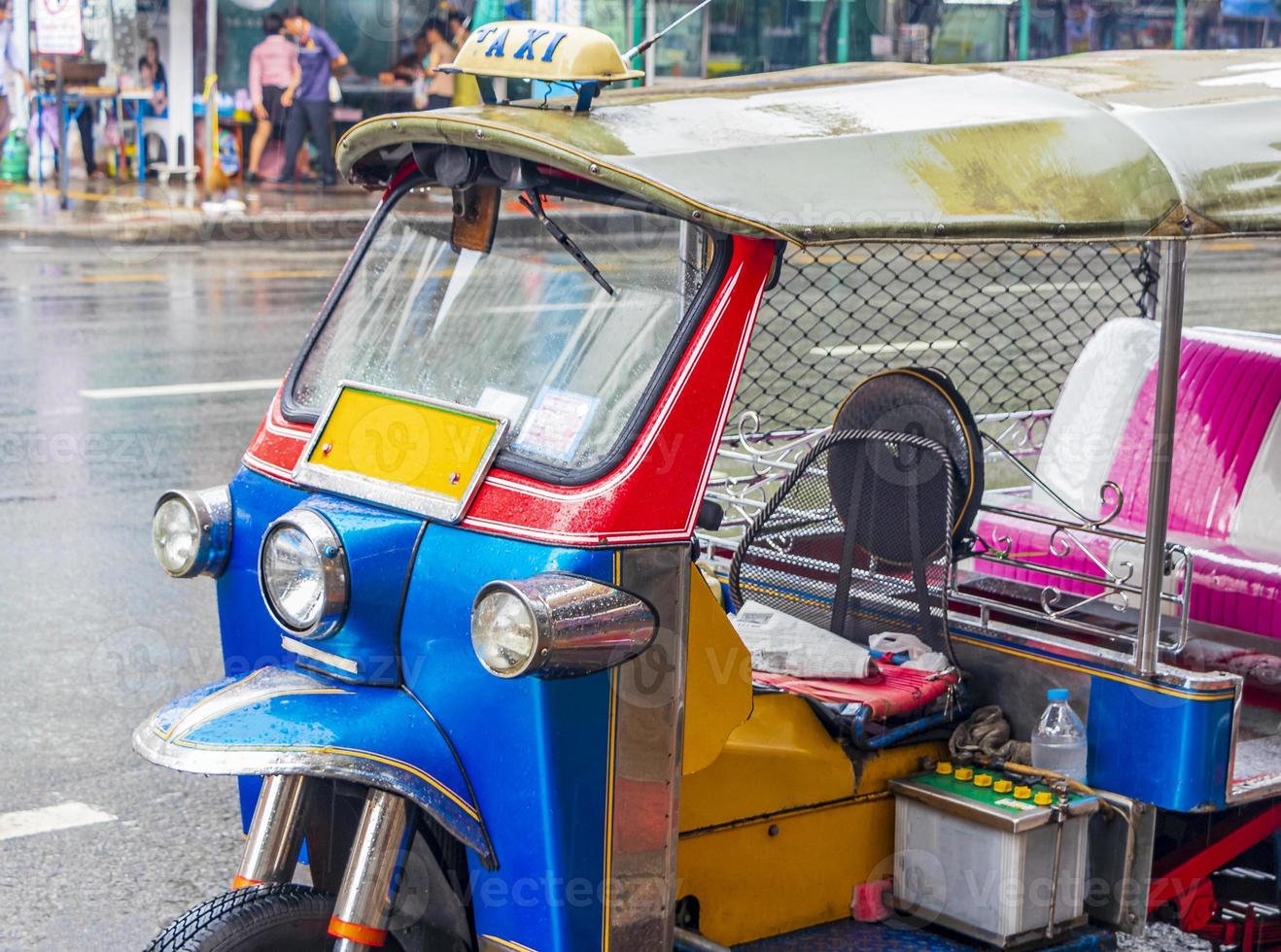 typisches buntes tuk tuk in bangkok thailand. foto